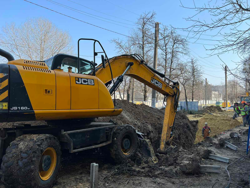 На Ново-Баварському проспекті відновлюють каналізаційний колектор